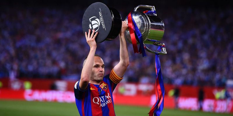 Tiền vệ Andrés Iniesta đã bắt đầu sự nghiệp bóng đá của mình tại câu lạc bộ Barcelona