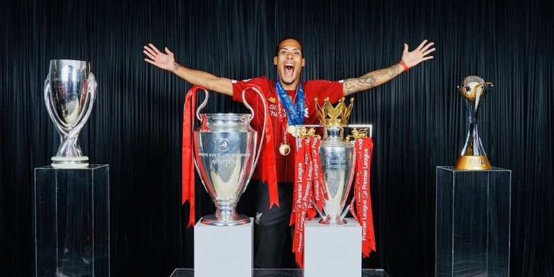 Van Dijk đạt được nhiều giải thưởng quý giá cùng tập thể